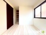 ～２面採光の明るいお部屋～
・洋室は２面採光とする事で穏やかな陽の入る明るい空間となっております。
・くつろぎのプライベート時間を明るい空間で穏やかにお過ごしいただけます。

