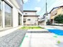 ～お庭もある余裕の敷地～
・広々した敷地にはお庭もご用意。お庭があるだけで余裕を感じますね。
・防草シートや人工芝の敷設などのオプションもお気軽にご相談くださいませ。
