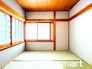～２面採光の明るいお部屋～
・和室は２面採光とする事で穏やかな陽の入る明るい空間となっております。
・くつろぎのプライベート時間を明るい空間で穏やかにお過ごしいただけます。
