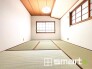 ～２面採光の明るいお部屋～
・和室は２面採光とする事で穏やかな陽の入る明るい空間となっております。
・くつろぎのプライベート時間を明るい空間で穏やかにお過ごしいただけます。
