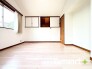 ～収納豊富な洋室～
・各居室に備え付けの収納をご用意。タンスなどを置く場合と比べ出っ張らないので部屋の中を有効のご活用いただけます。
・収納の広さなどぜひ現地でご確認くださいませ。
