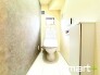 ～やはり便利なタンク式トイレ～
・最近はタンクレストイレもございますが、タンク式の場合は停電時もお水を流すことが可能。
・故障時なども比較的費用が安くなるなど、メリットが多くなります。
