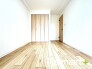 ～大き目なクローゼットのあるお部屋～
・大き目な収納力の高いクローゼットをご用意。季節物や趣味の道具などもスッキリと収納が可能です。
・最近流行りの収納術などもぜひご活用くださいませ。
