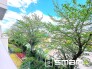 ～バルコニーからの眺望～
お部屋の延長として、外の空気を感じながらリラックスできるスペースをご提供。
朝のコーヒーや夕方の読書にぴったりです。
周囲の景色や夕日を楽しむことも魅力のひとつです。
