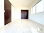 ～収納豊富な洋室～
・各居室に備え付けの収納をご用意。タンスなどを置く場合と比べ出っ張らないので部屋の中を有効のご活用いただけます。
・収納の広さなどぜひ現地でご確認くださいませ。
