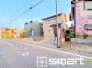 ～十分な広さのある前面道路～
・前面道路は約8ｍございますので、お車でのすれ違いも楽々で余計なストレスがかかりません。
・日々お車での移動が多い方には大切なポイントですね。

