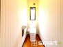 ～やはり便利なタンク式トイレ～
・最近はタンクレストイレもございますが、タンク式の場合は停電時もお水を流すことが可能。
・故障時なども比較的費用が安くなるなど、メリットが多くなります。
