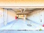 ～便利な平面駐車場～
・広い敷地を活かした平面式の駐車場。車の出し入れが楽で利便性に優れます。
・空き状況などもお気軽にお問い合わせくださいませ。
