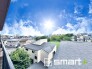 ～バルコニーからの眺望～
お部屋の延長として、外の空気を感じながらリラックスできるスペースをご提供。
朝のコーヒーや夕方の読書にぴったりです。
周囲の景色や夕日を楽しむことも魅力のひとつです。
