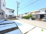 ～十分な広さのある前面道路～
・前面道路は約６ｍございますので、お車でのすれ違いや駐車も楽々で余計なストレスがかかりません。
・日々お車での移動が多い方には大切なポイントですね。
