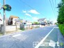～十分な広さのある前面道路～
・前面道路は約６ｍございますので、お車でのすれ違いも楽々で余計なストレスがかかりません。
・日々お車での移動が多い方には大切なポイントですね。
