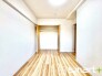 ～収納豊富な洋室～
・各居室に備え付けの収納をご用意。タンスなどを置く場合と比べ出っ張らないので部屋の中を有効のご活用いただけます。
・収納の広さなどぜひ現地でご確認くださいませ。
