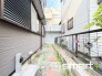 ～お庭もある余裕の敷地～
・広々した敷地にはお庭もご用意。お庭があるだけで余裕を感じますね。
・防草シートや人工芝の敷設などのオプションもお気軽にご相談くださいませ。
