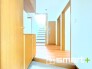 ～お住まいの顔「玄関」～
・圧迫感がなくスッキリ広々とした印象の玄関。
・たっぷりの収納スペース付きなので、散らかりがちな玄関もスッキリ片付きますね。