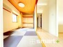 ～使い勝手の良い「和洋室」～
・畳敷きに建具は洋風、というハイブリッド型の「和洋室」。和室と洋室の良い所を組み合わせたお部屋です。
・やはり畳の香りは心が落ち着きますね。
