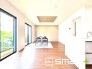～窓からはたっぷりの陽光～
・大きな窓から明るい陽光が舞い込みお部屋全体を心地のよい空間に。
・ご家族が自然と集まる憩いのスペースになりそうですね。