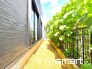 ～お庭もある余裕の敷地～
・広々した敷地にはお庭もご用意。お庭があるだけで余裕を感じますね。
・防草シートや人工芝の敷設などのオプションもお気軽にご相談くださいませ。
