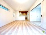 ～折下げ天井でオシャレな空間～
・キッチン部分に折下げ天井を施すことでリビングが広く見える効果もあり、開放的な空間が広がります。
・メリハリのあるオシャレなキッチンで毎日の家事も楽しくなりますね。
