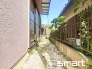 ～お庭もある余裕の敷地～
・広々した敷地にはお庭もご用意。お庭があるだけで余裕を感じますね。
・防草シートや人工芝の敷設などのオプションもお気軽にご相談くださいませ。
