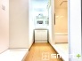 ～室内洗濯機置き場～
・室内に洗濯機置き場があるので、外の天候や気温に左右されずに洗濯できますね。
・たっぷりの収納スペースで洗面スペースもスッキリ片付きます。
