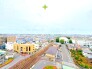 ～バルコニーからの眺望～
お部屋の延長として、外の空気を感じながらリラックスできるスペースをご提供。
朝のコーヒーや夕方の読書にぴったりです。
周囲の景色や夕日を楽しむことも魅力のひとつです。
