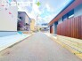 ～十分な広さのある前面道路～
・前面道路は約4ｍございますので、お車でのすれ違いも可能で余計なストレスがかかりません。
・日々お車での移動が多い方には大切なポイントですね。
