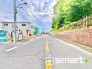 ～十分な広さのある前面道路～
・前面道路は約８ｍございますので、お車でのすれ違いも楽々で余計なストレスがかかりません。
・日々お車での移動が多い方には大切なポイントですね。
