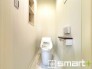～埋め込み収納でトイレをスッキリ～
・壁の厚さを利用して収納を埋め込みました。
・床に収納を置かなくていいので床掃除も楽々です。
