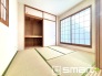 ～「和みの部屋」和室をご用意～
・ゴロンと寝転がったり、お子様のいるご家庭ではお子様を寝かしつけたり、などご活用いただける和室をご用意。
・やはり畳の香りは心が落ち着きますね。
