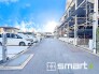 ～便利な平面駐車場～
・広い敷地を活かした平面式の駐車場。車の出し入れが楽で利便性に優れます。
・空き状況などもお気軽にお問い合わせくださいませ。
