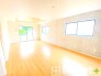 ～日当り良好のＬＤＫ～
・たくさんの窓からたっぷりの陽光が差し込む明るいリビングは、ご家族みんなでゆったりくつろげますね。
・柔らかみのあるナチュラルカラーで、家具やカーテンの色も選びやすいです。