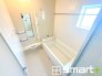 ～浴室乾燥機付きの浴室～
・浴室には乾燥機が付いているので雨の日でも洗濯物を干すことが可能です。
・水はけの良い床材など機能面も充実。マイクロバルなどオプションもご相談くださいませ。
