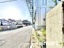 ～十分な広さのある前面道路～
・前面道路は約６ｍございますので、お車でのすれ違いも楽々で余計なストレスがかかりません。
・日々お車での移動が多い方には大切なポイントですね。
