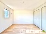 ～収納豊富な洋室～
・各居室に備え付けの収納をご用意。タンスなどを置く場合と比べ出っ張らないので部屋の中を有効のご活用いただけます。
・収納の広さなどぜひ現地でご確認くださいませ。

