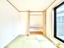 ～収納豊富な和室～
・各居室に備え付けの収納をご用意。タンスなどを置く場合と比べ出っ張らないので部屋の中を有効のご活用いただけます。
・収納の広さなどぜひ現地でご確認くださいませ。
