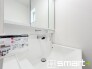 ～シャワー付き洗面台を採用～
・洗面台の蛇口がホースで伸びシャワーとしてご利用可能。
・朝の寝ぐせ直しなどにシャワーを使いたい時、洗面台の掃除をする際にも便利にお使いいただけますよ。
(1号棟)