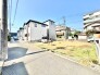～暮らしやすい立地～
・道幅も広く見通しの良い道路で車の出し入れも安心です。
・周辺、商業施設も充実しています。毎日のお買い物も安心です。
