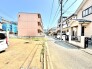 1号棟 ～十分な広さのある前面道路～
・前面道路は約４ｍございますので、お車でのすれ違いも可能で余計なストレスがかかりません。
・日々お車での移動が多い方には大切なポイントですね。
