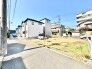 ～暮らしやすい立地～
・道幅も広く見通しの良い道路で車の出し入れも安心です。
・周辺、商業施設も充実しています。毎日のお買い物も安心です。
