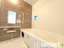 ～浴室乾燥機付きの浴室～
・浴室には乾燥機が付いているので雨の日でも洗濯物を干すことが可能です。
・水はけの良い床材など機能面も充実。マイクロバブルなどオプションもご相談くださいませ。
(Ｂ号棟)
