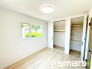 ～収納豊富な洋室～
・各居室に備え付けの収納をご用意。タンスなどを置く場合と比べ出っ張らないので部屋の中を有効のご活用いただけます。
・収納の広さなどぜひ現地でご確認くださいませ。
