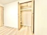 ～憧れのクローゼット～
・居室にクローゼットを設ける事で季節ものや趣味の用具などもスッキリと収納可能です。
・ぜひ現地でその便利さをご体感くださいませ。