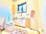 ～窓付きの明るいトイレ～
・外からの日差しを取り込むので、昼間は窓からの光で十分ですね。
・使用後や掃除の際に窓を開ければ、外からの新鮮な空気を取り込み素早く換気ができます。
