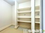 1号棟 ～収納スペース充実の玄関周り～
・玄関にはシューズインクローク完備。ベビーカーやゴルフバッグ、お子様のスポーツ用品などたくさん収納できます。
・便利な稼働式の棚付きが嬉しいですね。