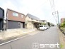 ～閑静な住宅街の立地～
・周辺は閑静な住宅街となっておりますので、静かな暮らしをご実現いただけます。
・前面道路の交通量も多くないので、小さなお子様がいるご家庭でもご安心ですね。

