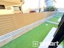 ～人工芝のある綺麗なお庭～
・標準で人工芝を敷設しておりますので、見た目にも綺麗なお庭となっております。
・人工芝の場合雑草が生えてこず、管理が楽なのも嬉しいポイントです。

