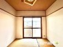 ～バルコニーに面した和室～
・バルコニー側の大きな窓から穏やかな陽が差し込む明るい和室。
・くつろぎのプライベート時間を明るい空間で穏やかにお過ごしいただけます。
