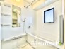 ～浴室乾燥機付きの浴室～
・浴室には乾燥機が付いているので雨の日でも洗濯物を干すことが可能です。
・水はけの良い床材など機能面も充実。マイクロバブルなどオプションもご相談くださいませ。
