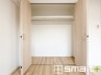 ～憧れのクローゼット～
・居室にクローゼットを設ける事で季節ものや趣味の用具などもスッキリと収納可能です。
・ぜひ現地でその便利さをご体感くださいませ。
