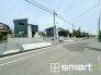 ～閑静な住宅街の立地～
・周辺は閑静な住宅街となっておりますので、静かな暮らしをご実現いただけます。
・前面道路の交通量も多くないので、小さなお子様がいるご家庭でもご安心ですね。

